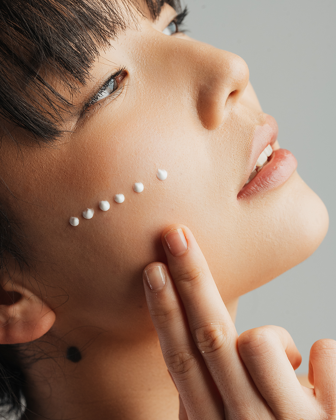 Frau trägt Sauerstoff Line Gesichtscreme auf die Haut auf